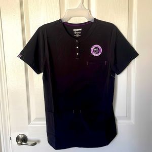Women’s scrub top
